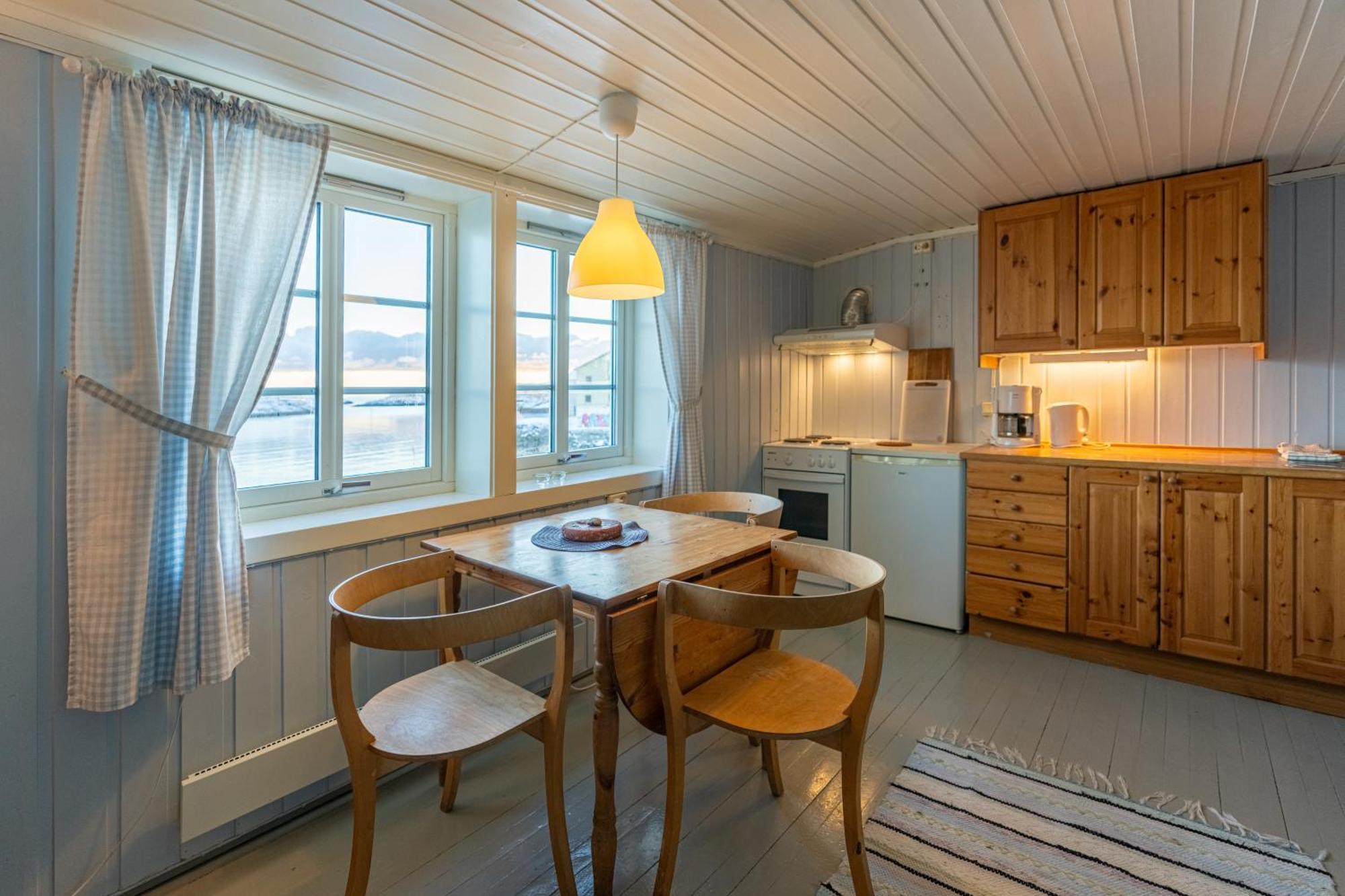 Отель Henningsvaer Rorbuer Экстерьер фото