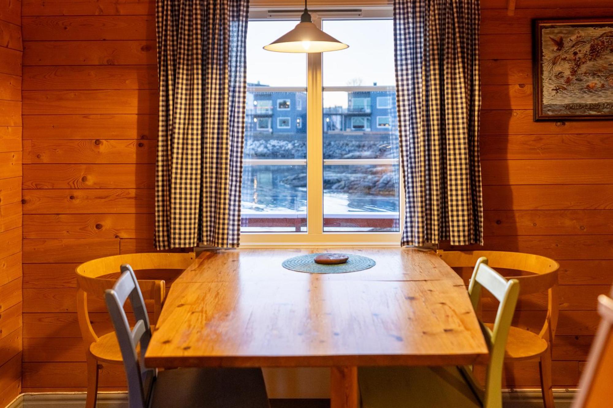 Отель Henningsvaer Rorbuer Экстерьер фото